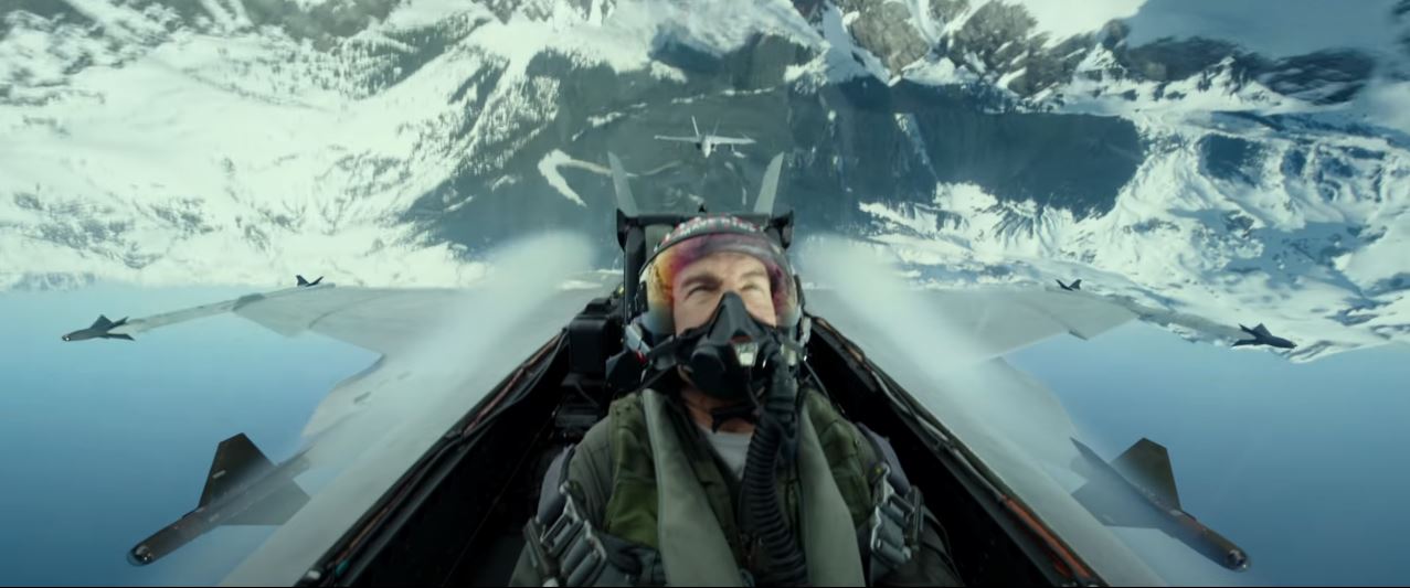 La taquilla de Top Gun Maverick de Tom Cruise supera a Marvel 11 Top Gun Maverick Tom in Plane